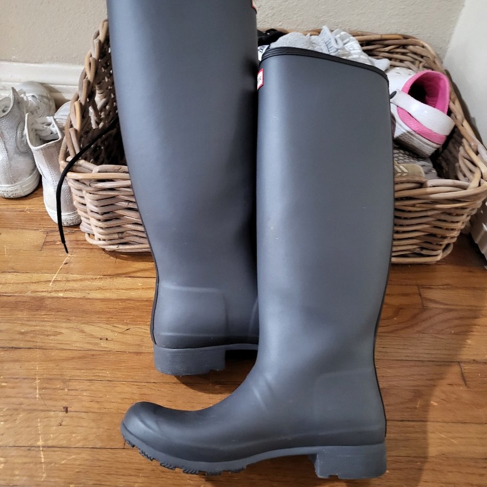 Almost new 100% genuine waterproof tall Hunter rain boots.